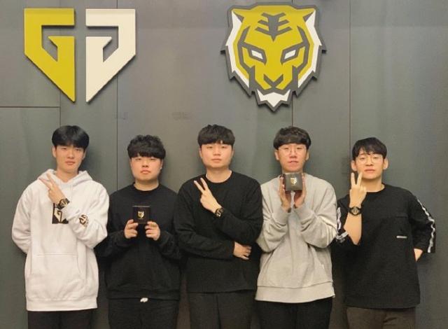 明年同时在 明年同时在